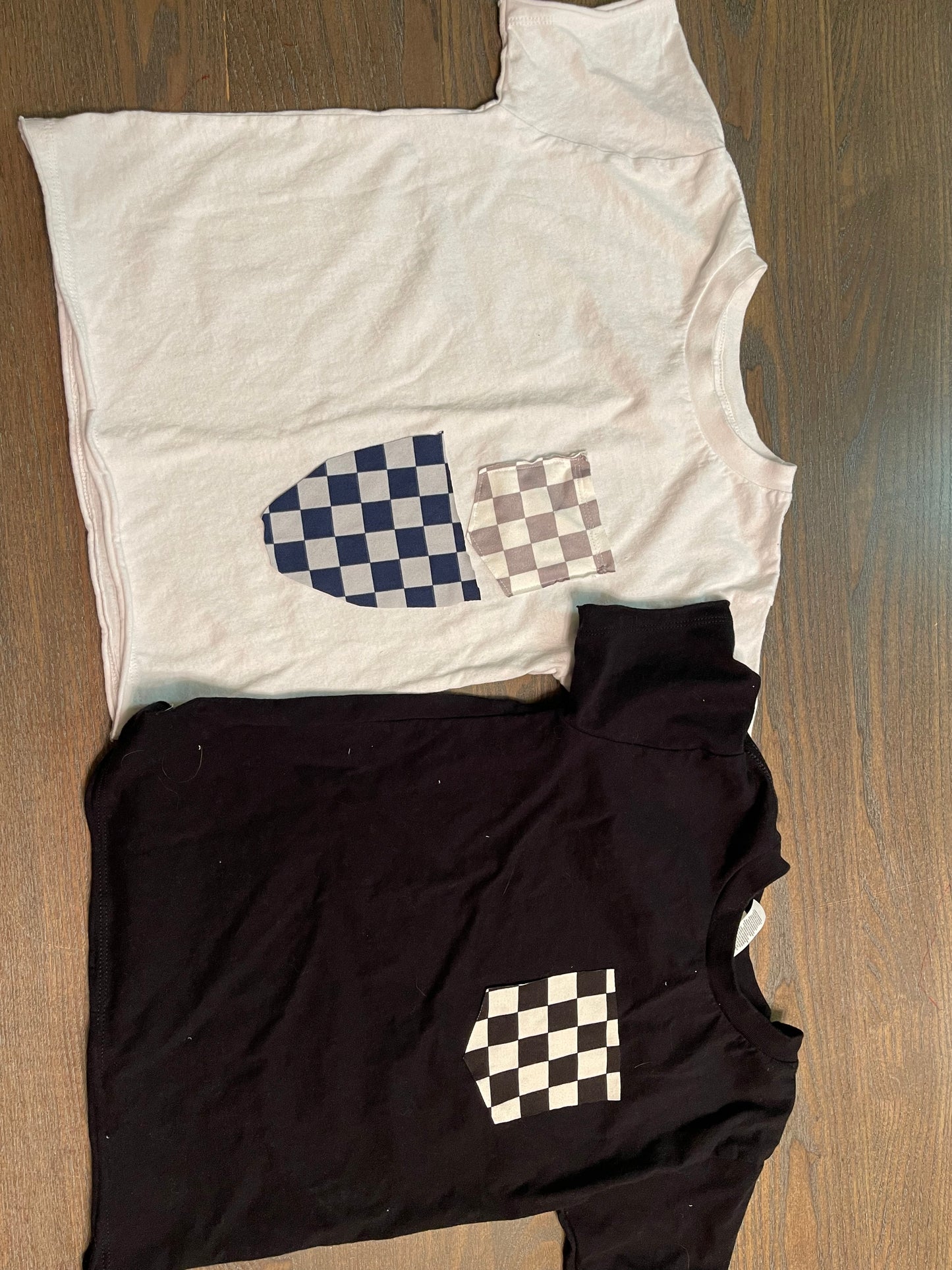Raw edge check pocket tee