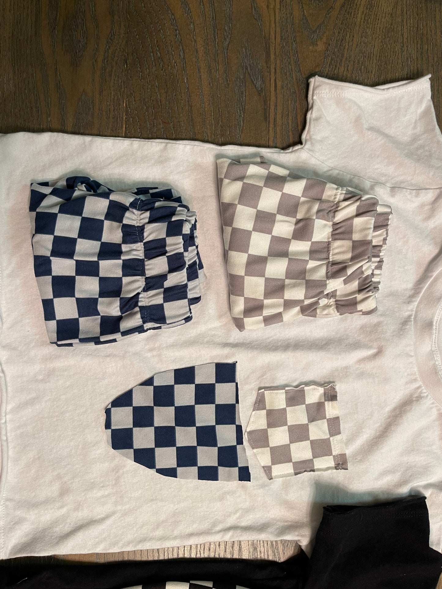 Raw edge check pocket tee